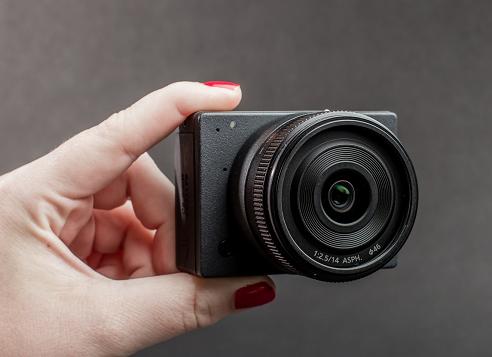 E1 là máy ảnh có thể thay đổi ống kính nhỏ nhất thế giới 