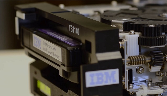IBM đã tạo ra kỉ lục mới khi lưu trữ 330TB dữ liệu không nén trong kích thước bàn tay